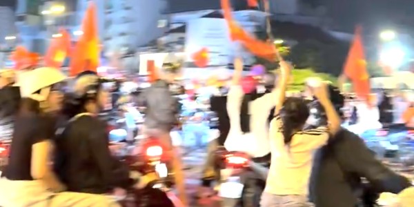 开云-越南民众深夜狂欢！美女球迷纯洁笑容 万人骑摩托+扛国旗涌上街头
